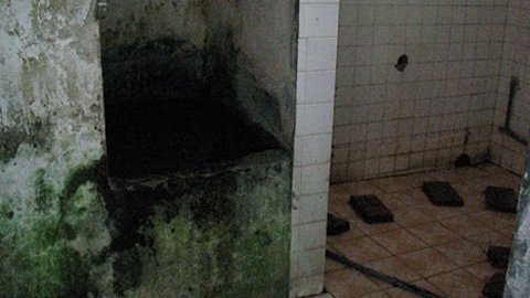 Thảm cảnh SV xé sách vở dùng thay giấy vệ sinh