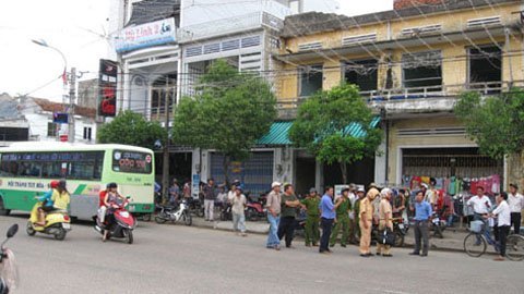 Tranh giành khách hai xe buýt chặn đầu…ẩu đả