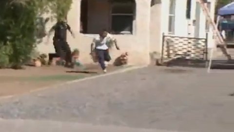 Cảnh sát rượt đuổi cướp trên mái nhà