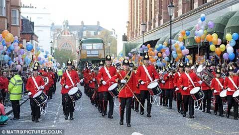 Xem lễ diễu hành hoành tráng khởi động mùa Giáng sinh