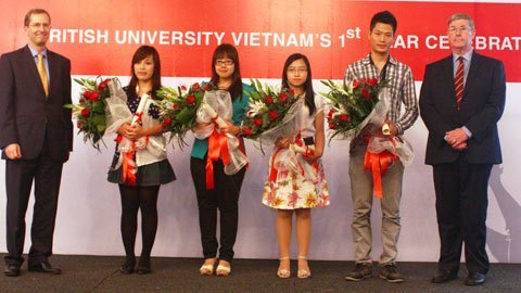 Hơn 2,4 tỷ đang chờ trao cho 4 sinh viên