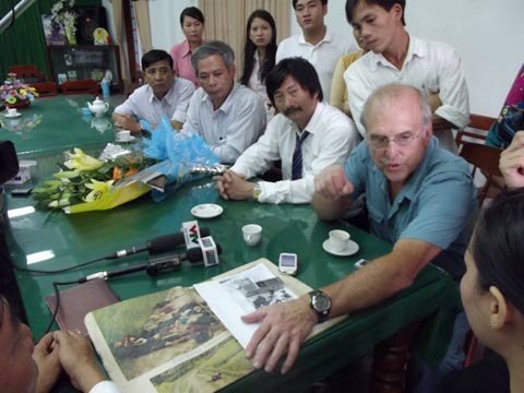 Mỹ Lai: Từ bức ảnh tranh cãi đến... hành hung nhà báo