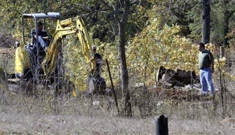 Cha mẹ bị bắt, con gái tiết lộ bí mật kinh hoàng