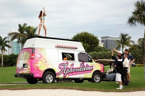 Vừa múa cột, vừa bán kem