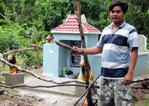 Nhẫn tâm đào mộ mới chôn tìm vàng
