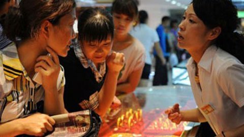 Giới triệu phú châu Á gom vàng không mỏi tay