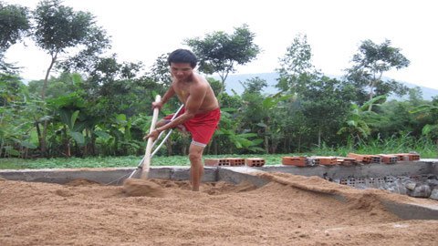 Vợ chồng già nuôi đàn con điên