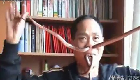 Kinh hoàng màn đút rắn vào mũi xuống miệng