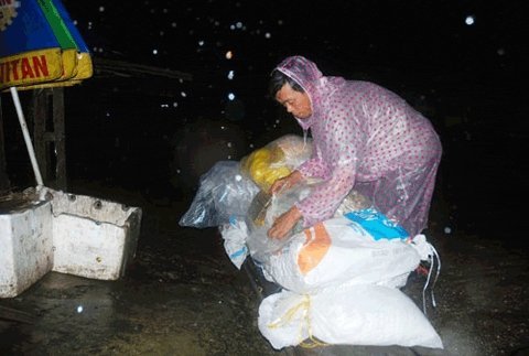 Nửa đêm gồng gánh chạy lũ