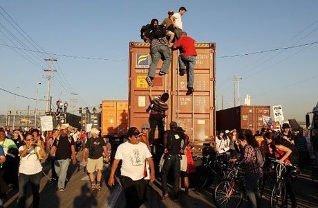 Chiếm phố Wall: Chính phủ hết thời 'ngậm miệng ăn tiền'