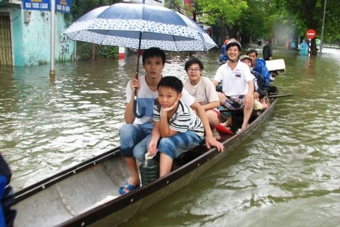 Cận cảnh cố đô Huế chìm trong nước lũ