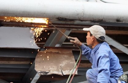 Sửa chữa cầu vượt đi bộ đầu tiên ở HN