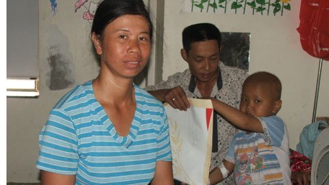 Nụ cười bớt khổ của mẹ bé 6 tuổi thiếu tiền chữa bệnh