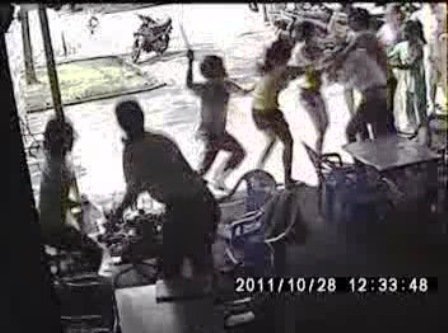 Đâm chém kinh hoàng như phim ở quán ăn