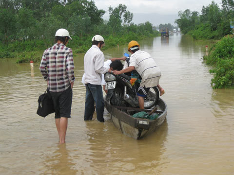 Lũ cuốn học sinh từ miền núi về thành phố
