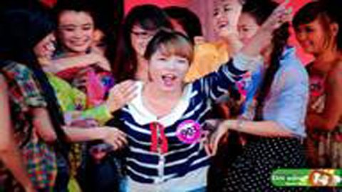 Thí sinh Miss Teen khóc lóc và... tát nhau trên sân khấu