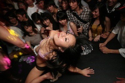 9X đang bị “xơ hoá tâm hồn” vì tiền?