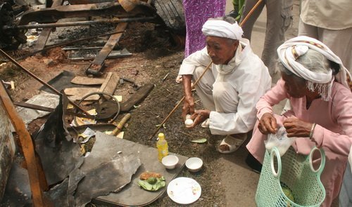 Tiếng khóc nghẹn bên thi thể biến dạng