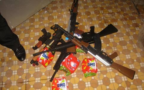 Bắt giữ ô tô vận chuyển 64kg pháo lậu