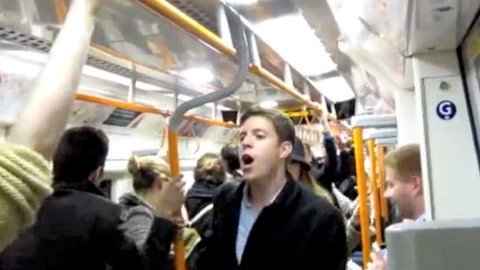 Màn cầu hôn bằng dàn đồng ca trên tàu điện gây sốt