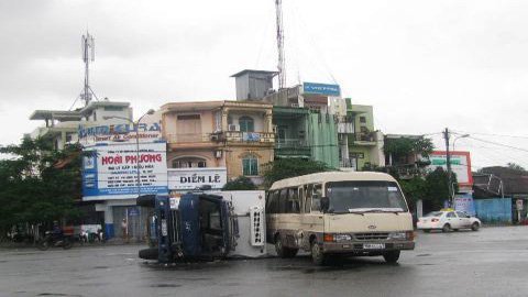 Đâm nhau giữa phố, xe đông lạnh lật nhào