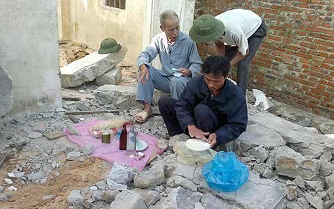 Sập tường, 5 người thương vong