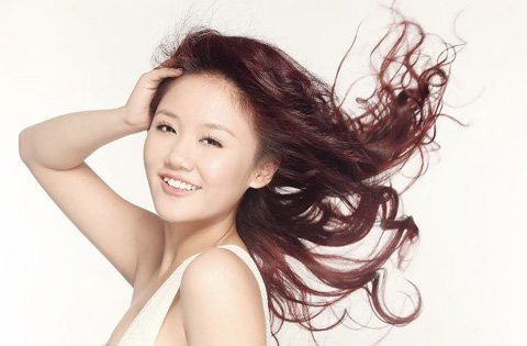 Văn Mai Hương hát cổ động tuyển Việt Nam