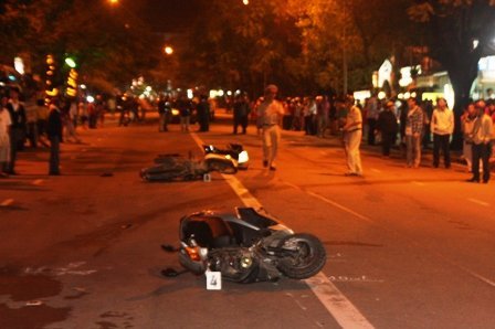 Ô tô mất lái, gây tai nạn liên hoàn trên phố