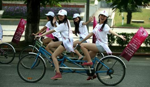 Thí sinh Miss Teen chung tay bình chọn Vịnh Hạ Long