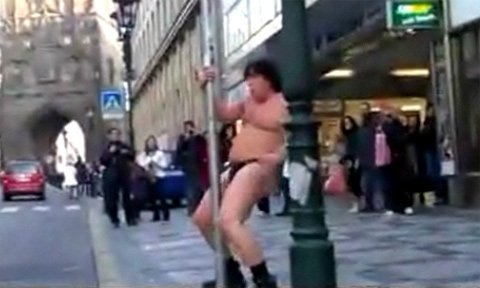 Múa cột bán nude giữa phố