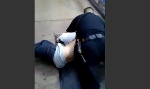 Cảnh sát vật lộn với tên cướp trong quầy hàng