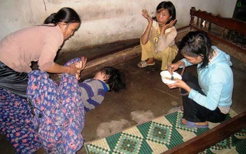 Người mẹ tự tay trói, nhốt 3 con gái