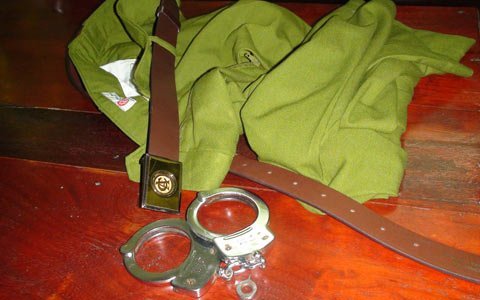 Mượn quân phục, giả danh cảnh sát để lừa đảo