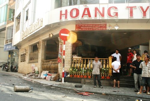 Nổ bình gas máy lạnh, 2 người bị thương