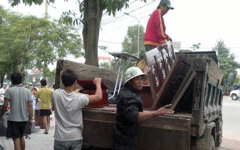 Đổ xô đến nhà con nợ lấy tài sản