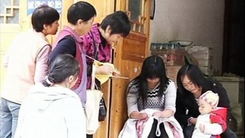 Cảm động cô gái cụt 10 ngón tay tài thêu thùa