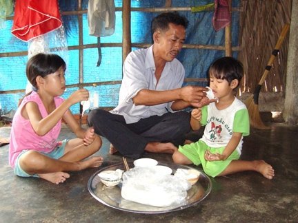 Không tiền, chắc mẹ bỏ con thơ dại mà đi ...