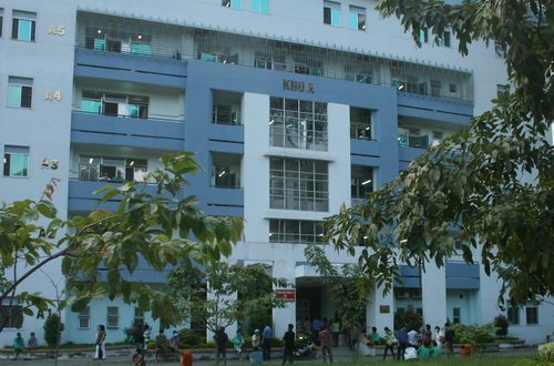 Một bệnh nhân nữ nhảy lầu tự vẫn