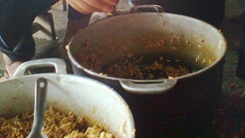 Cận cảnh bỏng ngô làm bằng đường lẫn ruồi chết