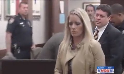 Bị cấm dùng Internet vì gửi ảnh nude cho trẻ