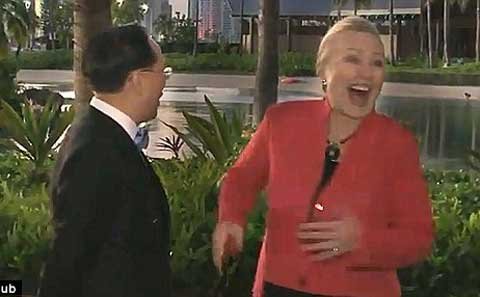 Hillary Clinton cười phá vì chàng trai mặc thiếu vải