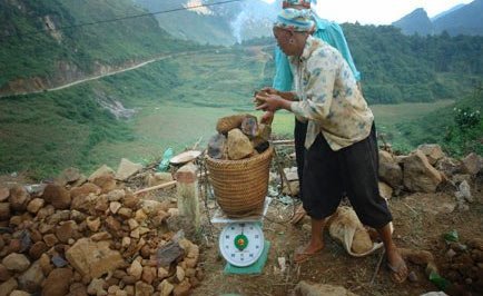 Bán quặng xuyên biên giới như… bán rau!
