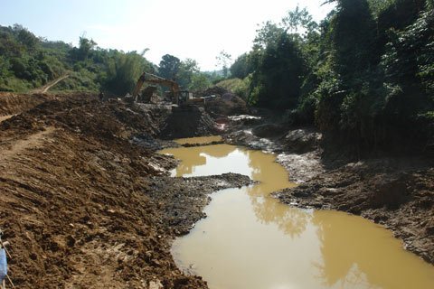 Thắp điện thâu đêm khai thác vàng trái phép