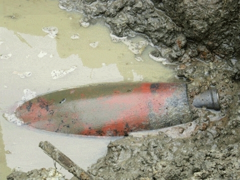 Phát hiện bom gần nhà dân