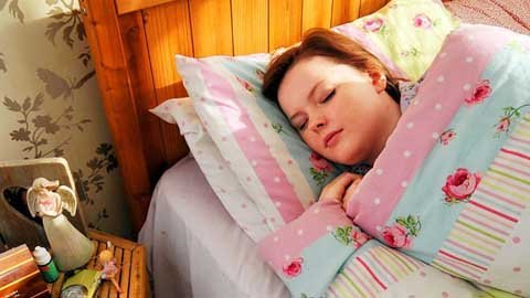 Mắc bệnh lạ, cô gái ngủ li bì suốt nửa năm