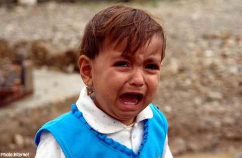 Lạ lùng bé gái khóc ra đá