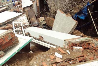 Sạt lở, 5 căn nhà bị chìm xuống sông