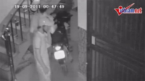 Clip: Trộm đột nhập chung cư lấy 3 xe máy