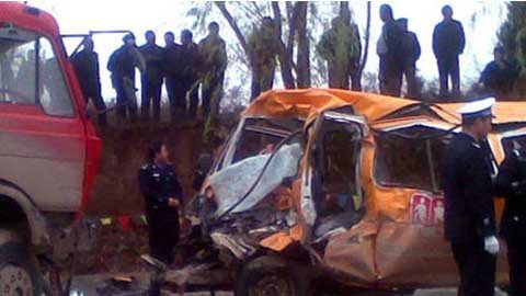 Tai nạn kinh hoàng do xe 9 chỗ nhồi 64 người?