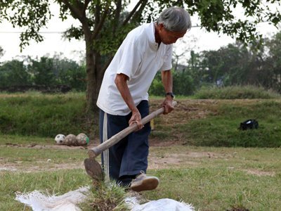 Người thầy vác thúng đi xin và tình yêu hiếm có